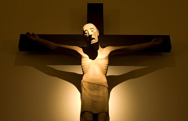 Holzskulptur Jesus in der Kapelle